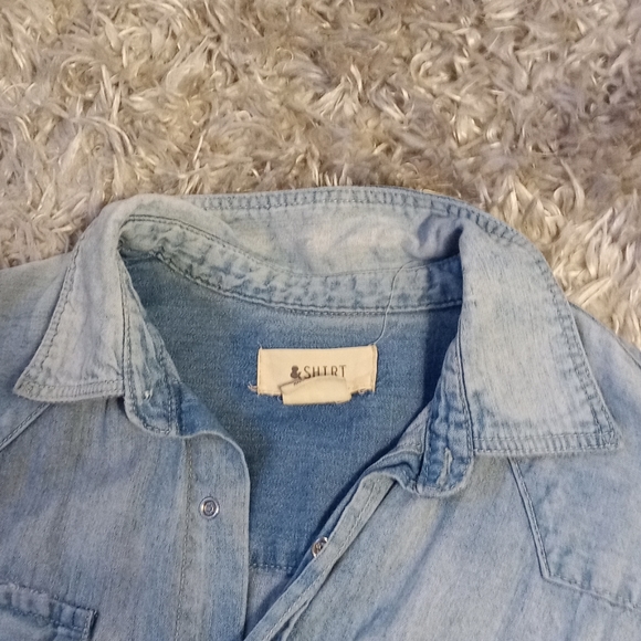 💙SOLD💙H&M light wash denim button up - Picture 8 of 9